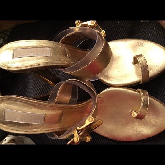 Micheal Kors  size 10 metallic gold w/ clear lucite heel toe strap & gold - Picture 3 of 13